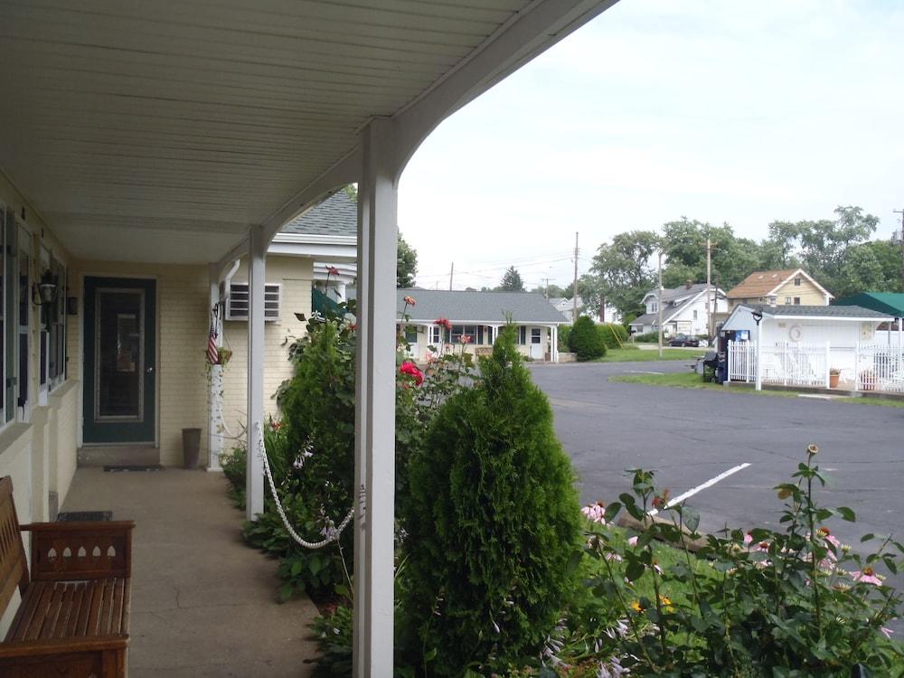 Glass House Inn Erie Near I-90 & I-79 Exterior photo